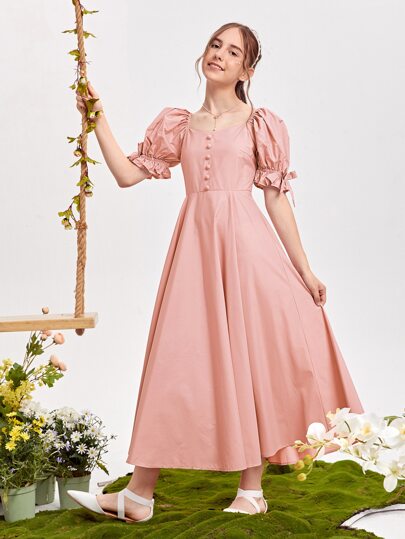 فستان بأكمام منفوخة وأزرار أمامية بتفاصيل ربطة فراشة بنت مراهقة