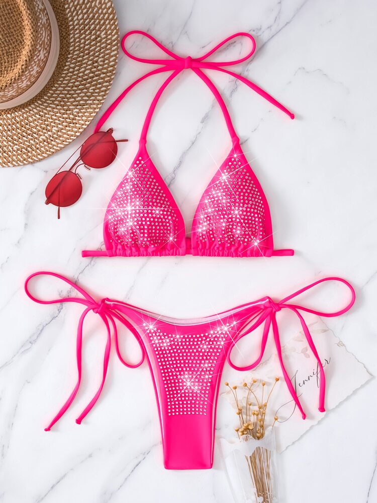 Traje de baño de 2 piezas con sujetador de microtriángulo y parte inferior de tanga con detalle de diamantes de imitación brillantes - Rosa Fucsia - Añade 4