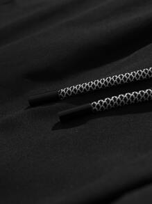 Men Solid Pocket Patched Drawstring Waist Shorts