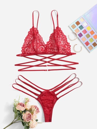 طقم من الملابس الداخلية مع خيوط متقاطعة ومترابطة