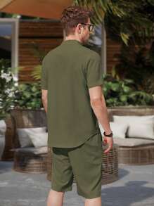 Manfinity Homme 男士半排扣襯衫和腰部抽繩短褲 - 軍綠色 - 查看 2