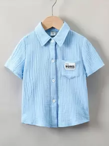 小男童字母圖案補丁貼口袋襯衫