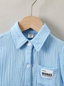 小男童字母圖案補丁貼口袋襯衫