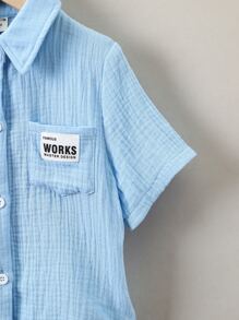 小男童字母圖案補丁貼口袋襯衫