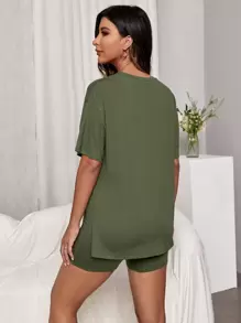 Conjunto de salón con camiseta de hombros caídos y pantalones cortos con bajo dividido - Verde militar - Ver 2
