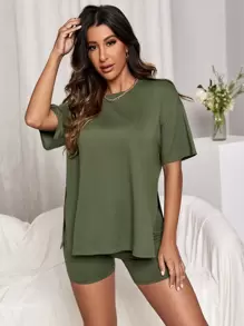 Conjunto de salón con camiseta de hombros caídos y pantalones cortos con bajo dividido - Verde militar - Ver 5