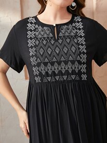Mulvari Vestido smock con bordado geométrico de cuello con abertura de ojo - Negro - Ver 6