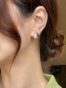 DAZY Hoa tai đinh tán tối giản - Bạc - Xem 1