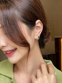 DAZY Hoa tai đinh tán tối giản - Bạc - Xem 2