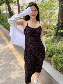 DAZY Hoa Lộn xộn Nếp gấp Phần Ngực Nút phía trước Váy Dây - màu đen - Xem 1