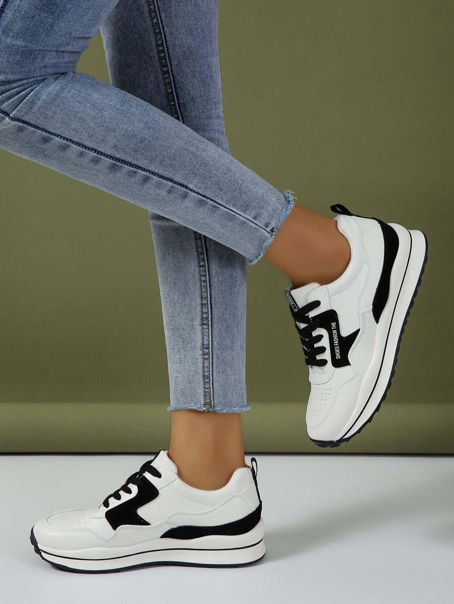 運動跑步鞋適用於女士字母貼飾繫帶運動鞋 - 黑與白 - 查看 1