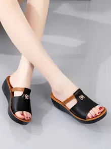 Frauen Sandalen mit schwarzem Metall Dekor und Keilabsatz