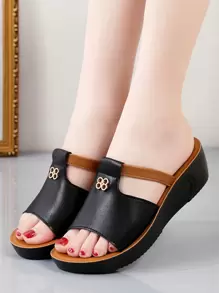 Frauen Sandalen mit schwarzem Metall Dekor und Keilabsatz