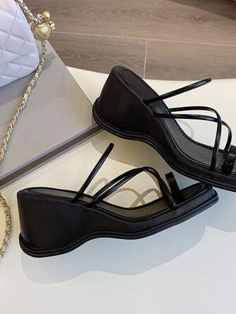 女士夏季新款坡跟厚底黑色休闲凉鞋、度假沙滩鞋、防水厚底一脚蹬拖鞋，适合日常穿着