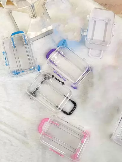 這些可愛迷你手提箱禮盒，顏色隨機，為您婚禮增添一抹優雅