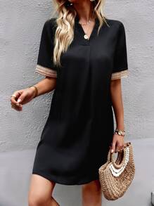 SHEIN LUNE 蕾絲拼接缺口領直筒洋裝 - 黑色 - 查看 1