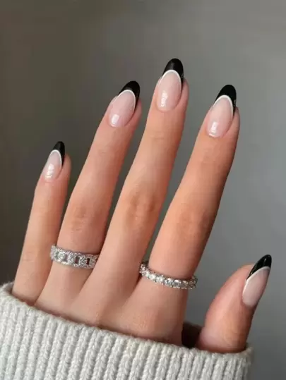 用24片长棺材形蝴蝶装饰假指甲、1个指甲锉和1张指甲胶带，增添一丝浪漫气息。