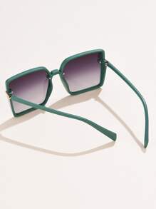 1入女性方形邊框太陽眼鏡，適合日常穿著