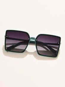 1入女性方形邊框太陽眼鏡，適合日常穿著