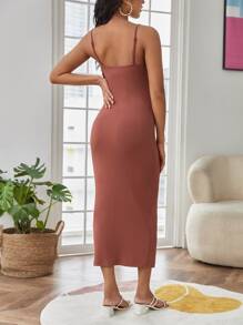 SHEIN Maternidad Vestido de tirantes con botón delantero de muslo con abertura tejido de canalé - Color caoba - Ver 3