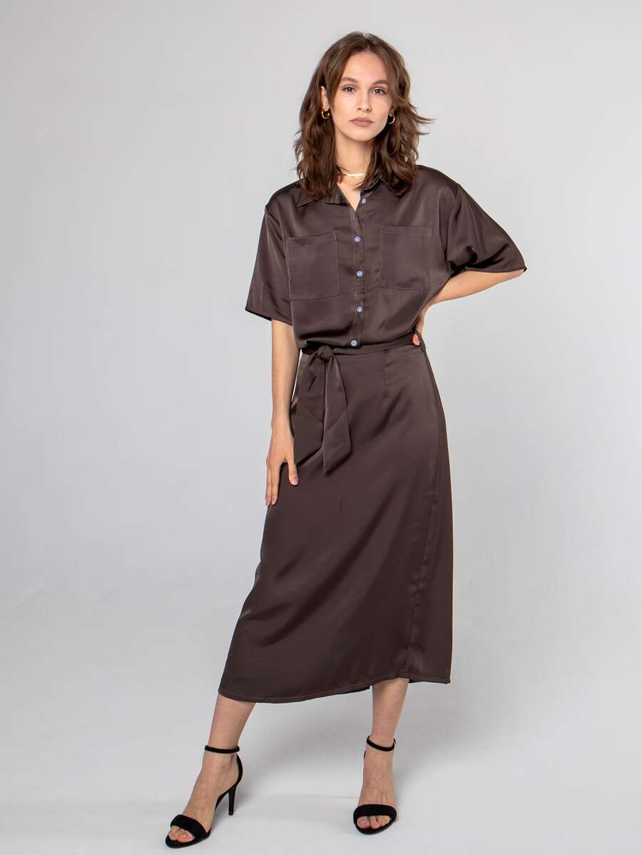 口袋貼布襯衫和腰帶半身裙