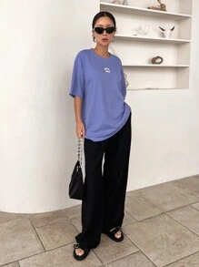 DAZY Camiseta Con Hombro Caído Y Parche Con Lema - Morado Violeta - Ver 3
