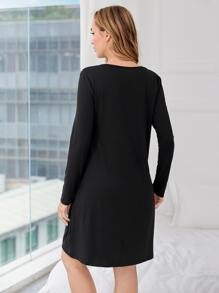 SHEIN 孕妇爱心字母图案哺乳睡裙，适合妈妈们在秋季和冬季穿着。