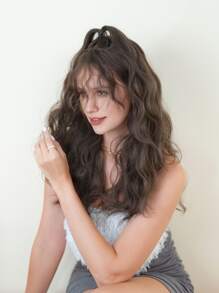 alicegarden 1 件棕色合成耐热长波西米亚卷发假发，带刘海，26 英寸长，由纤维制成，适合日常使用，自然逼真的假发。 - 棕色 - 查看 3