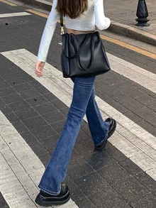 素色喇叭裤，百搭的女生时尚范儿，日常通勤都适用