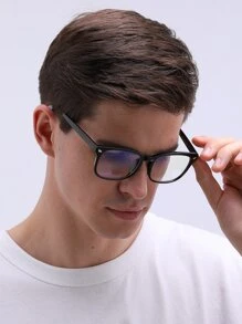 一副男士经典复古金属铆钉装饰透明镜片眼镜（含眼镜带、眼镜盒、眼镜布）。专业防眩光、防疲劳、防眼疲劳眼镜，适用于电脑游戏、手机游戏、电子书阅读、LED显示器、电脑编程、平面设计等场景，可缓解长时间电脑游戏引起的眼疲劳、流泪、疼痛和眩晕。黄铜材质，加固铰链。 - 黑色 - 查看 4