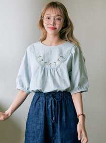 DAZY Blusa Bordada De Flores Con Hombros Caídos - Celeste - Ver 1