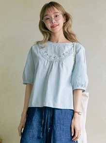 DAZY Blusa Bordada De Flores Con Hombros Caídos - Celeste - Ver 5