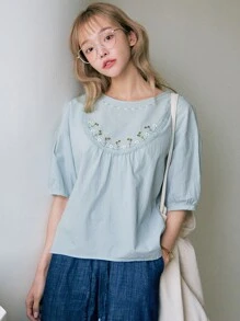 DAZY Blusa Bordada De Flores Con Hombros Caídos - Celeste - Ver 7