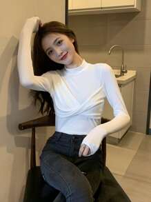 Kaos Slim Model Kerah Mock Neck Polos dengan Detail Lipatan di Bagian Depan - Putih - View 1