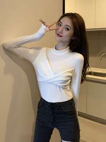 Kaos Slim Model Kerah Mock Neck Polos dengan Detail Lipatan di Bagian Depan - Putih - View 3