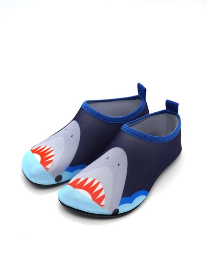 男童儿童水鞋和儿童水上鞋，带蓝色鲨鱼图案 - 超轻、防滑、防割，适合海滩、水上乐园和草地探险，快干