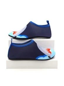 男童儿童水鞋和儿童水上鞋，带蓝色鲨鱼图案 - 超轻、防滑、防割，适合海滩、水上乐园和草地探险，快干 - 彩色 - 查看 4