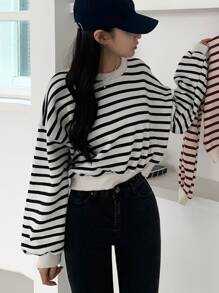 DAZY Sudadera corta con estampado de rayas de hombros caídos - Blanco y Negro - Ver 2