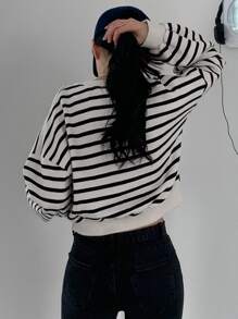 DAZY Sudadera corta con estampado de rayas de hombros caídos - Blanco y Negro - Ver 4