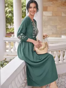 Al Najma 繫帶領圖案刺繡抽繩連衣裙 - 青碧色 - 查看 3