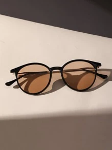 一副女士复古经典圆形塑料太阳镜，适合日常佩戴和海滩休闲。这款太阳镜百搭时尚，可搭配毛衣、牛仔裤、运动裤、连帽衫、外套、连衣裙和长袖衬衫，时尚优雅，适合家庭出游、旅行度假、夏季海滩假期和其他户外活动。 - 棕色 - 查看 3