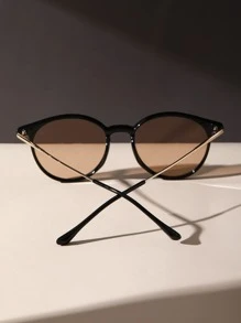 一副女士复古经典圆形塑料太阳镜，适合日常佩戴和海滩休闲。这款太阳镜百搭时尚，可搭配毛衣、牛仔裤、运动裤、连帽衫、外套、连衣裙和长袖衬衫，时尚优雅，适合家庭出游、旅行度假、夏季海滩假期和其他户外活动。 - 棕色 - 查看 5