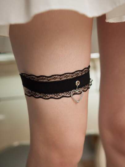 Sweetness Retro Heart Charm Contrast Lace Thigh Garter