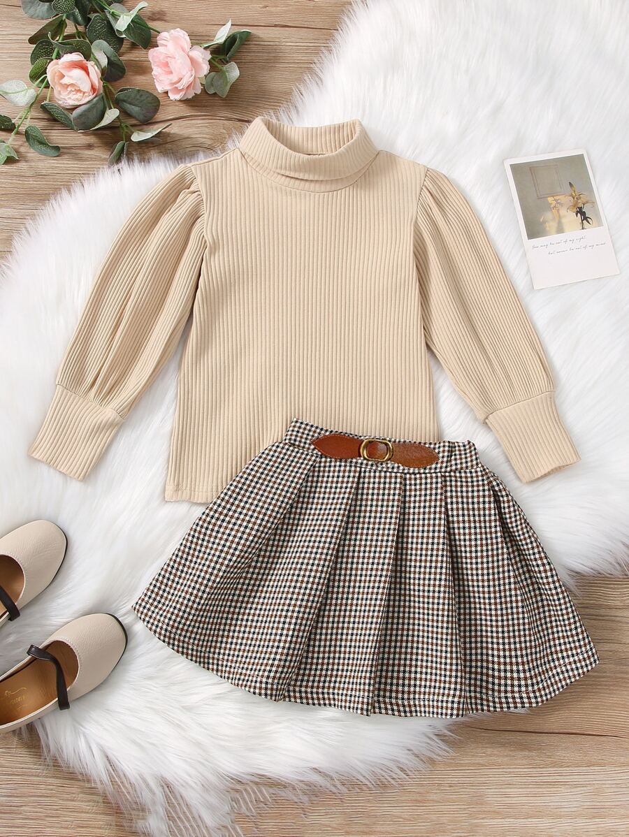 女孩羅紋針織高領T恤和格紋百褶半身裙