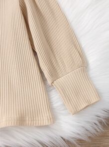 女孩羅紋針織高領T恤和格紋百褶半身裙