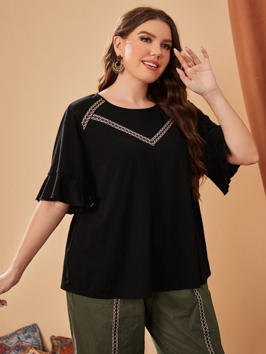 SHEIN Unity 大碼幾何織帶荷葉袖T恤 - 黑色 - 查看 1