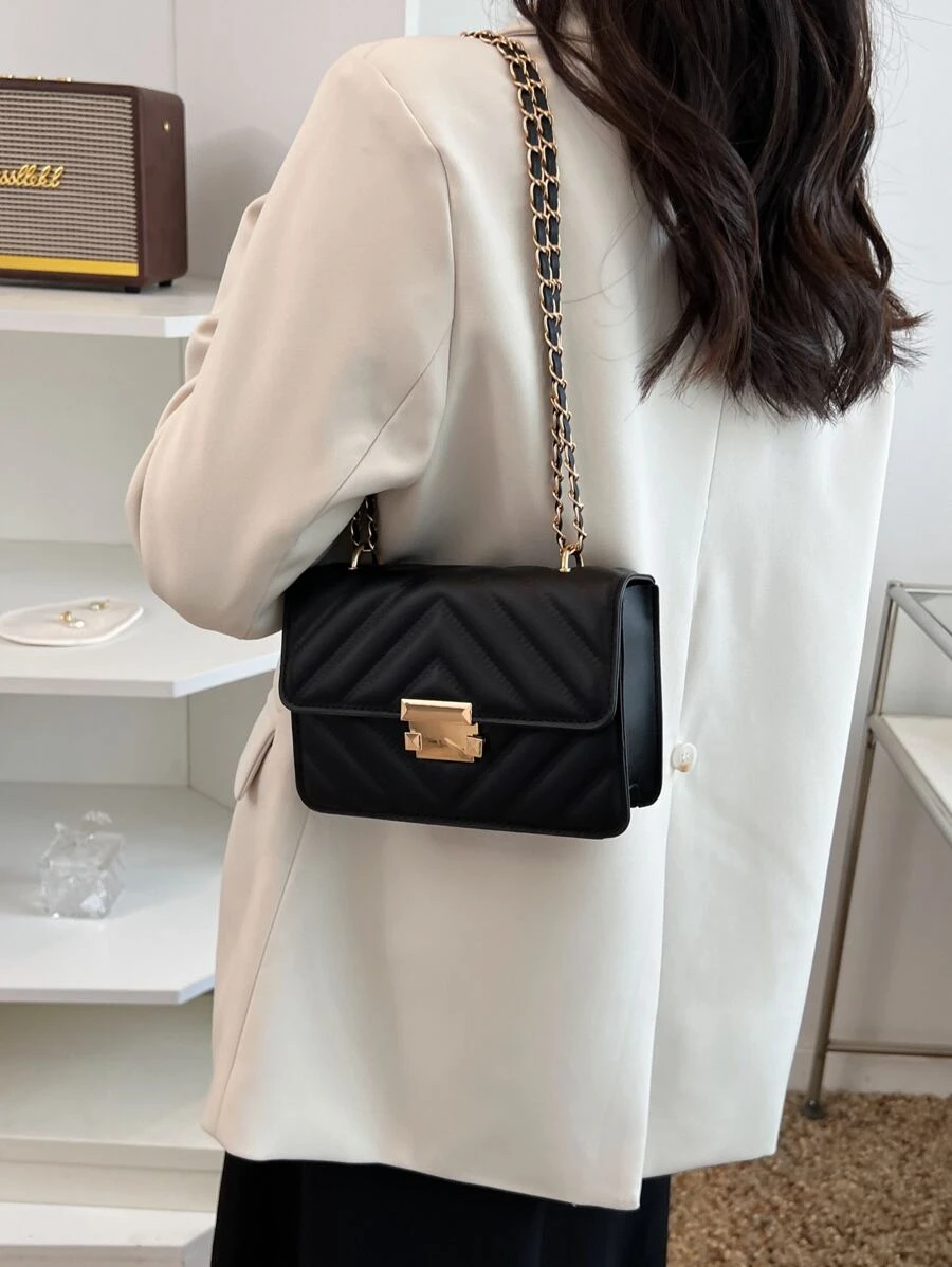 Bolso cuadrado ligero, informal de negocios, con detalle de chevrón y cadena con solapa para adolescentes, niñas, mujeres, estudiantes universitarias, novatos y trabajadores de cuello blanco, perfecto para la oficina, la universidad, el trabajo, los negocios, los desplazamientos, al aire libre, los viajes, las excursiones - Negro - Ver 1