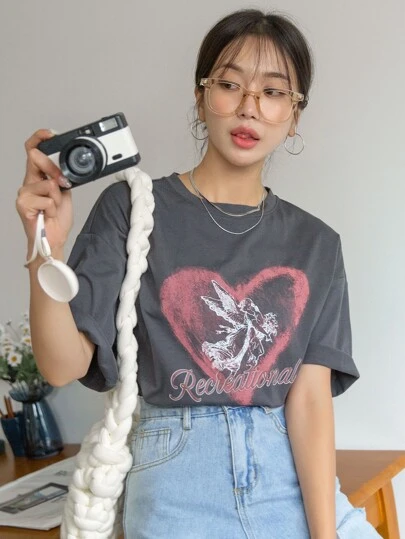 DAZY Camiseta de caída del hombro con estampado de ángel y corazón, camisetas gráficas