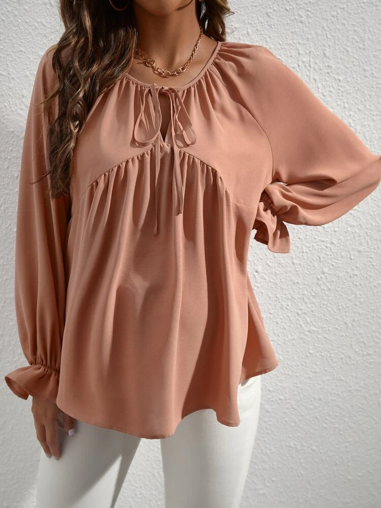SHEIN Maternidad Blusa de cuello con cordón de manga con volante - Rosa vieja - Ver 1