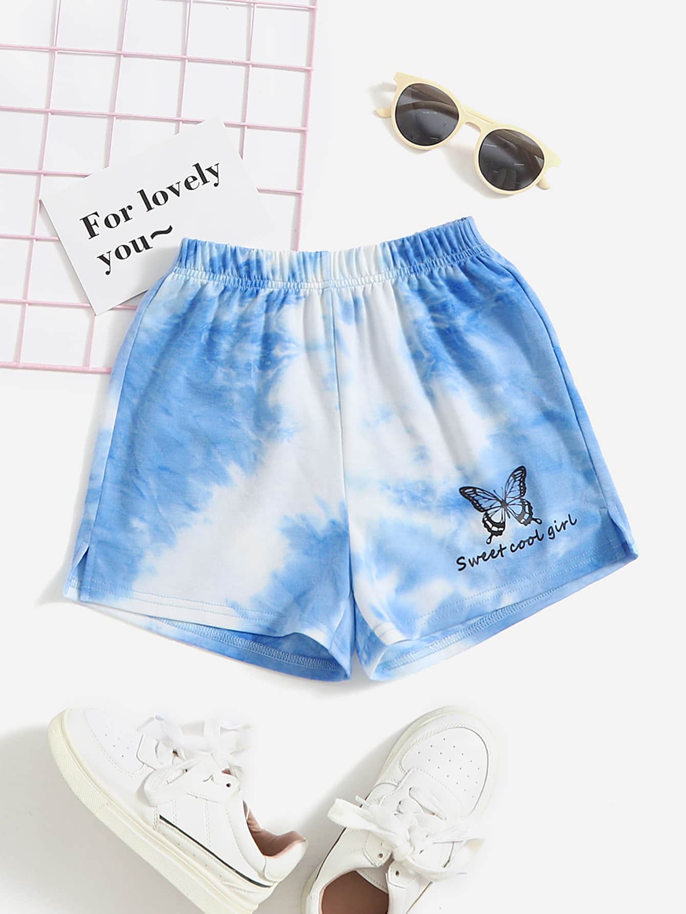 SHEIN 女孩紮染蝴蝶和字母圖案短褲